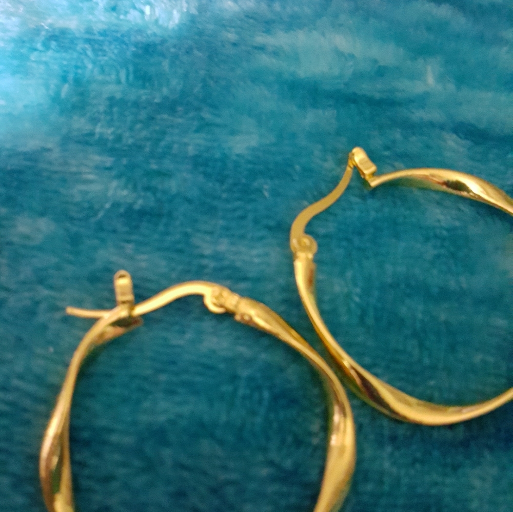 New oval twist 14kt hoop earrings new